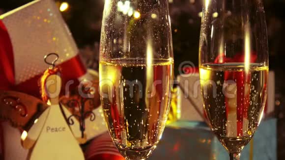 带香槟的近杯新年和圣诞节装饰4k视频的预览图