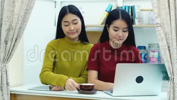亚洲可爱的女士在客厅共享休闲时光视频的预览图
