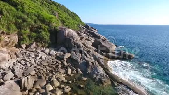 美丽的岛屿景观巨大的悬崖石头和蓝色的水波在西米兰岛空中高清慢速运动泰国视频的预览图