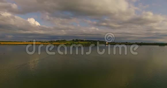 空中无人机拍摄的湖对天的画面缓慢跟踪拍摄平坦的水和湖面视频的预览图