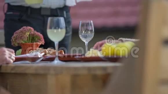 服务员把饮料倒在玻璃杯里让女人喝视频的预览图