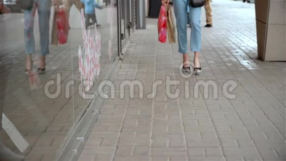 年轻时尚的女孩手里拿着包裹在城市里走来走去视频的预览图