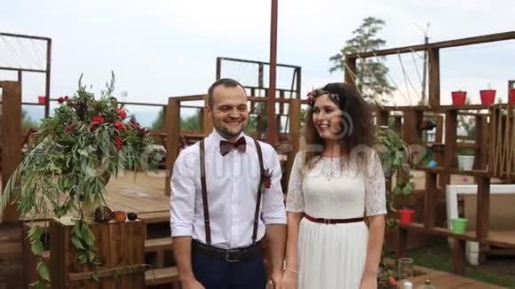 美丽的年轻夫妇站在祭坛前微笑和兴奋视频的预览图