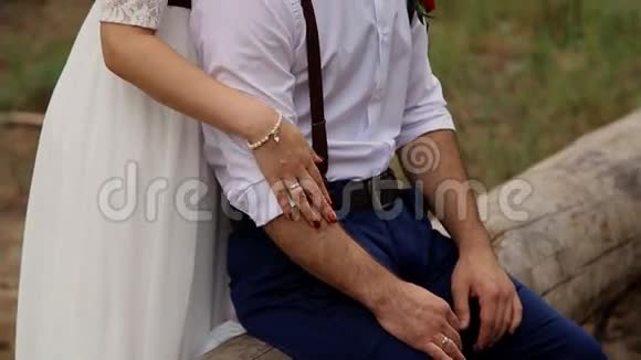 奢侈的新娘站在一个时髦的新郎拥抱他概念波西米亚婚礼视频的预览图