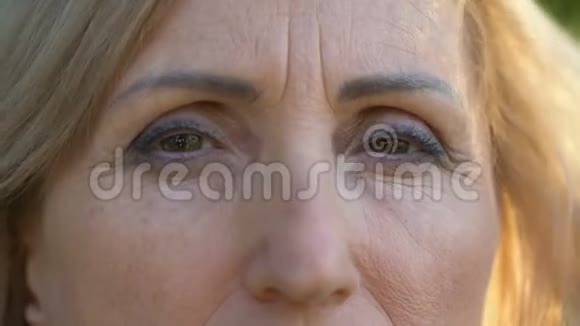 老年女性看镜头年龄和皱纹女性眼睛特写视频的预览图