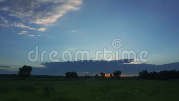 绿茵场上美丽温暖的夕阳视频的预览图