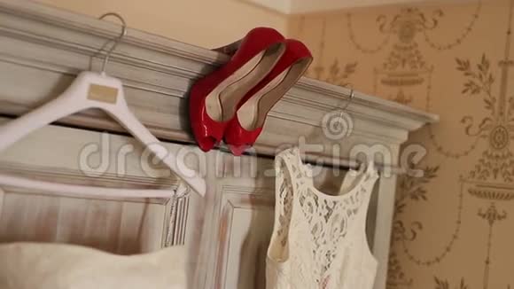 新娘衣服挂在衣柜和红色的衣架上视频的预览图