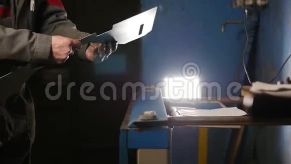 工人在一台特殊的机器中设置金属毛坯视频的预览图