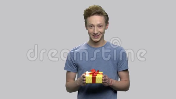 微笑少年送礼物盒视频的预览图