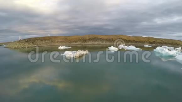 寒冬冰川湖泻湖大冰块瓦特纳冰盖冰岛海景4k空中无人机拍摄视频的预览图