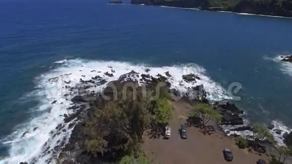 惊人的空中4k无人驾驶飞机海景野生热带自然毛伊岛夏威夷深绿色森林海岸线太平洋视频的预览图