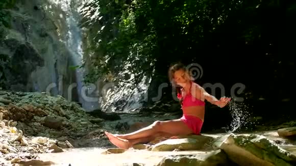 少女游客穿着泳衣在山湖里洗澡山河在山林中野美视频的预览图