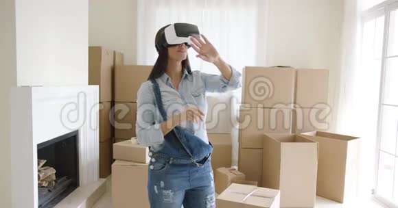女人与她的虚拟环境互动视频的预览图