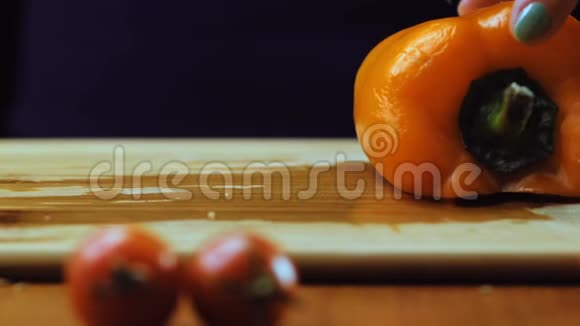 一个女人正在切橙铃椒慢动作视频的预览图