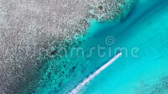 在令人惊叹的图鲁古什平静的太平洋海水豪华度假胜地塔希提岛法属波利尼西亚海景的4k鸟瞰图视频的预览图