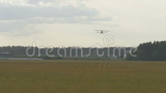 小型飞机降落在草地上慢速运动60英尺视频的预览图