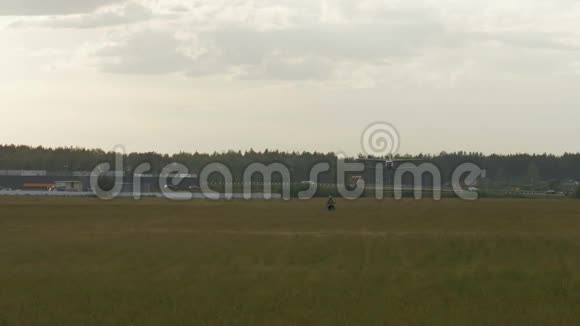 小型飞机降落在草地上慢速运动60英尺视频的预览图