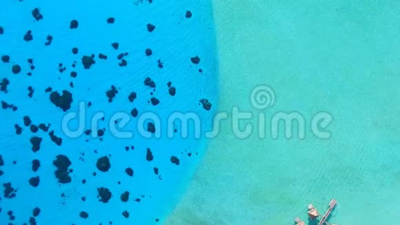 位于法属波利尼西亚博拉波拉岛的平房酒店周围的蓝蓝色太平洋海水令人惊叹的4k高空飞行视频的预览图