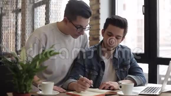 年轻的自由职业者在咖啡馆里用笔记本做工作或计划视频的预览图