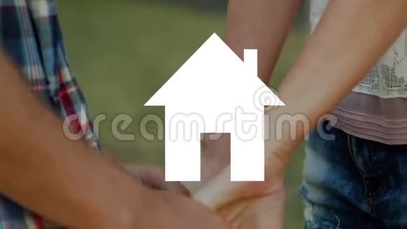 房子的形状填充颜色夫妇双手在背景中视频的预览图