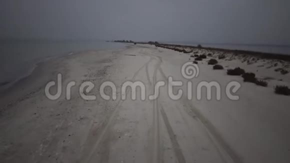 沿着海边的沙滩沿着沙滩快速地开车视频的预览图