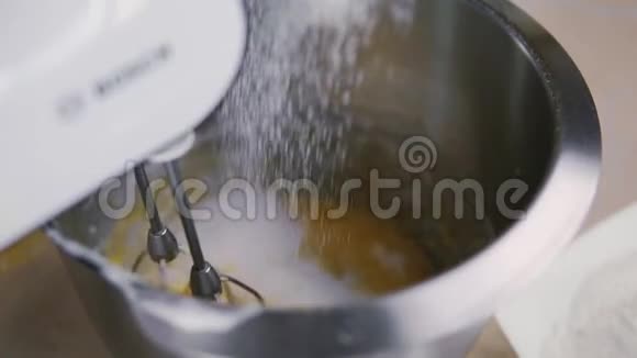 糖果师把蛋黄和糖混在一个金属碗里慢动作关闭视频的预览图