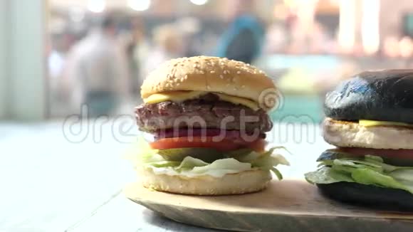 三个汉堡和木板视频的预览图
