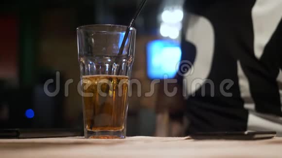 一杯鸡尾酒摆在桌前视频的预览图