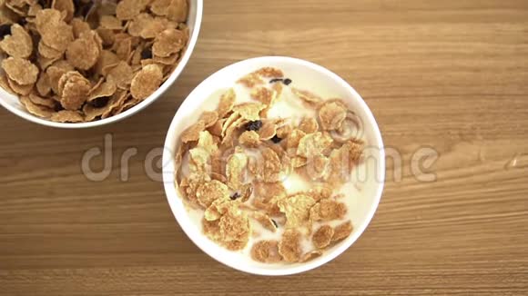 慢动作健康早餐带新鲜牛奶的薄片视频的预览图