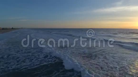令人惊叹的4k空中无人机摄像头在温暖的日出和平静的白色泡沫海浪在佛罗里达可可冲浪海滩海景视频的预览图