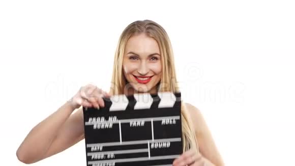 优雅的女人红唇用拍板在白色上微笑视频的预览图