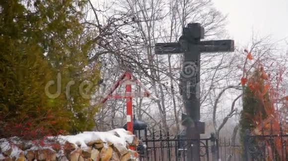 冬季冰雪覆盖的公墓视频的预览图