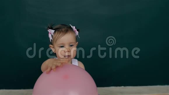 笑着玩小女孩拿着五颜六色的气球的肖像积极的情绪快乐的孩子视频的预览图