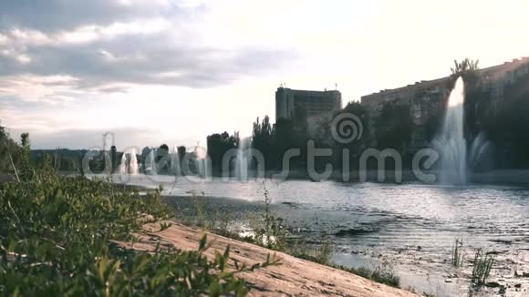 基辅乌克兰河岸上的喷泉视频的预览图