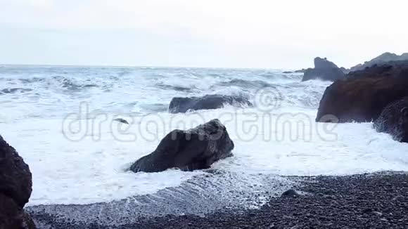海浪冲刷着海岸不寻常的黑色视频的预览图