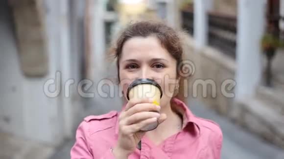 年轻女子在户外喝咖啡视频的预览图