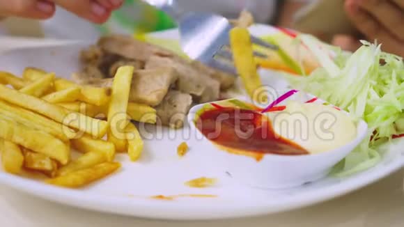 有人吃快餐炸脆辣条和炸薯条加盐和番茄酱从上面看视频的预览图