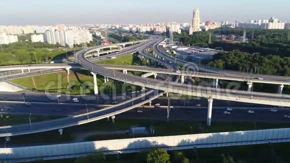 大都市中一个现代化的天桥路口视频的预览图