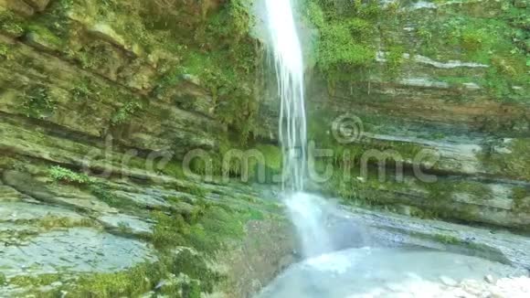 森林里的瀑布纯净的水流在古老的岩石之间视频的预览图