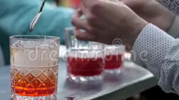 酒吧老板用玻璃搅拌酒精酒吧老板为顾客做饮料手把酒保做冰酒视频的预览图