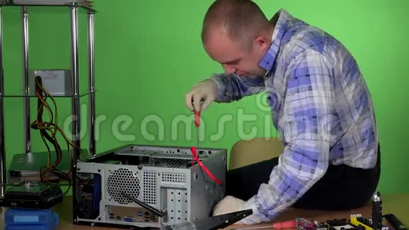 在办公室修理坏电脑的人家伙关闭桌面PC机箱坐在桌子上视频的预览图
