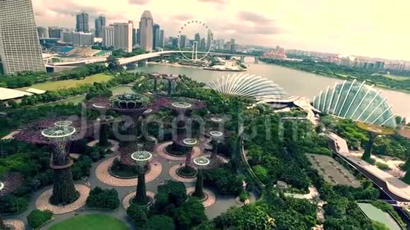 美丽的4k空中无人机观景现代建筑摩天大楼塔旅游目的地新加坡亚洲绿色公园视频的预览图