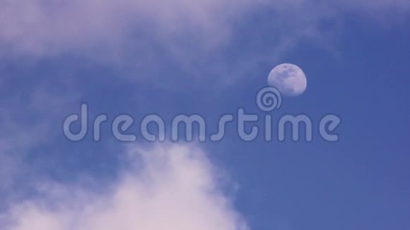 月亮越过蓝天背景视频的预览图