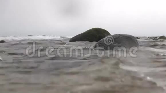 海浪冲刷岩石视频的预览图