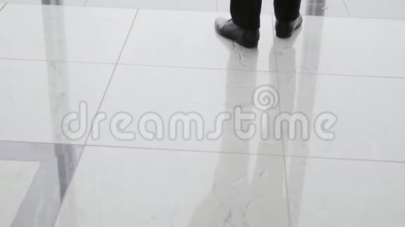 一个人站在最高的位置凝视着机场候机楼的窗户视频的预览图