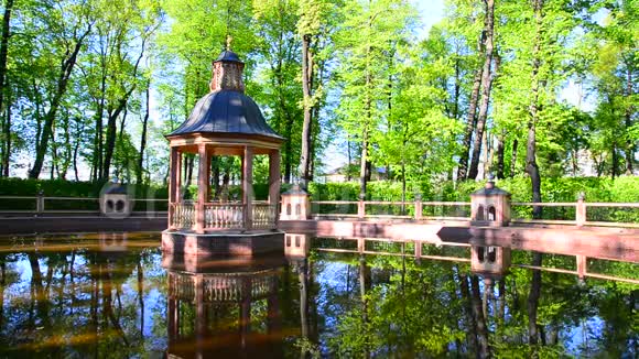 俄罗斯圣彼得堡夏季公园的池塘边的露台视频的预览图