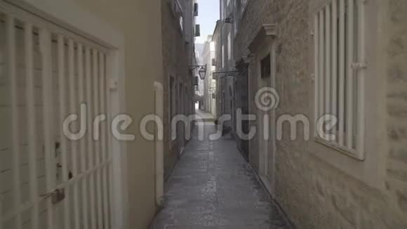 布德瓦旧区一条狭窄的街道视频的预览图