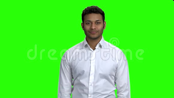 绿色屏幕上穿白色衬衫的帅哥视频的预览图