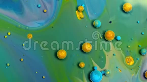 五颜六色气泡的奇妙结构混沌运动抽象的彩色颜料俯视视频的预览图