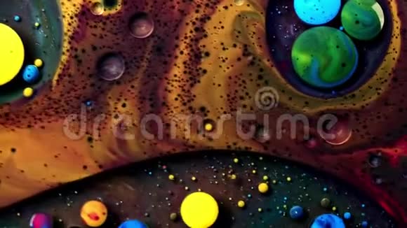 鲜艳的颜色气泡慢动作油美丽的油漆表面红色蓝色黑色和黄色颜色运动的宇宙视频的预览图